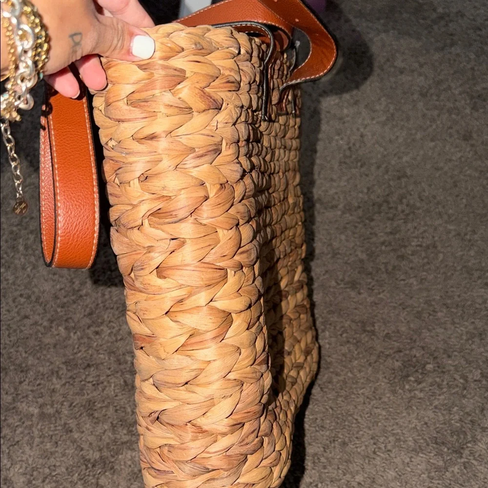 Woven Straw Tote Bag with Brown Accents NWT - Picture 4 of 4